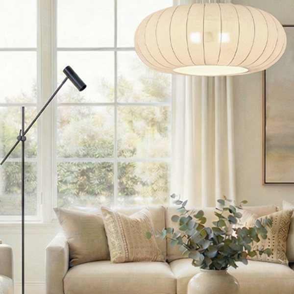 Helles Wohnzimmer mit auffallenden Lampen