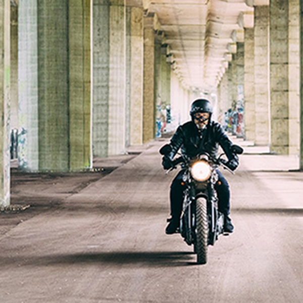 Motorradfahrer fährt die Straße entlang